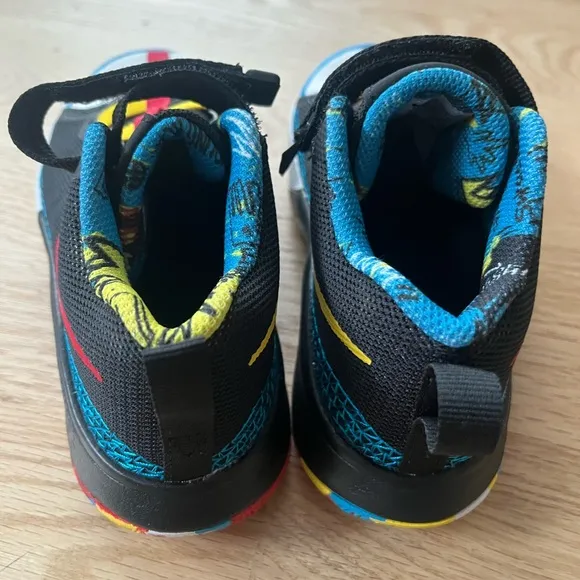🏀 👟 NIKE KYRIE Flytrap 6 SE GS MULTI COLOR Sneakers- size 1Y- {NWOT}