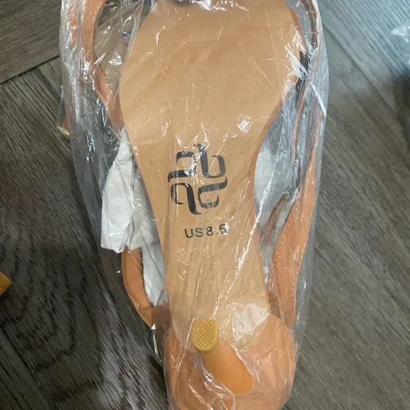 - NWT BURJU Zoe True Nude Classic Strappy Heeled Sandals | size 8.5