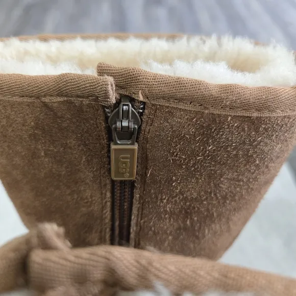 🐢 UGG Retro Cargo Winter Boots Little Girl Size 13 Brown Leather Sheepskin. VGC