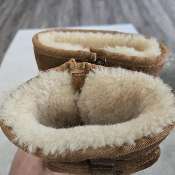 🐢 UGG Retro Cargo Winter Boots Little Girl Size 13 Brown Leather Sheepskin. VGC