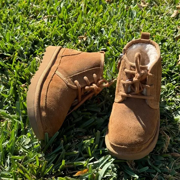 - UGG🍁🍂Neumel chestnut winter boots Sz  1 kids