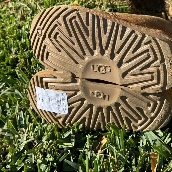 - UGG🍁🍂Neumel chestnut winter boots Sz  1 kids