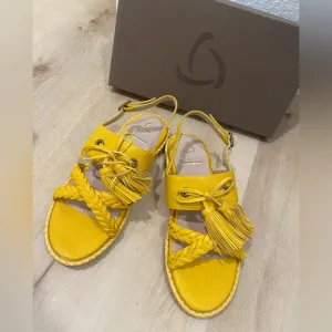 396 Kanna Leather Yellow Sandals with Tassel Detail NWB SZ 39