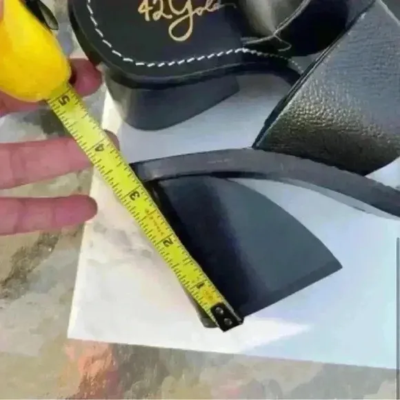 42 Gold Eedie Casual Leather Sandals