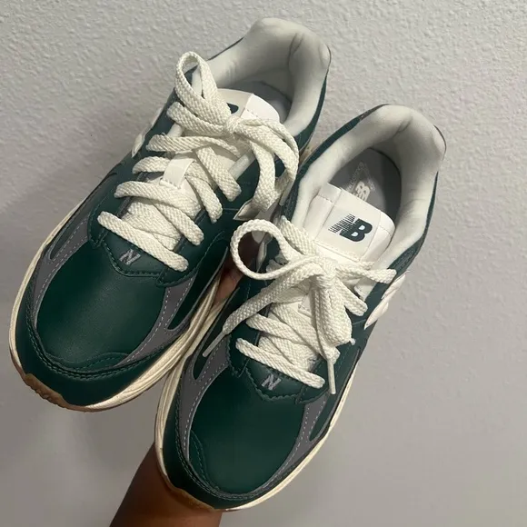 5.5Y New Balance 2002R Nightwatch Green Vintage Leather