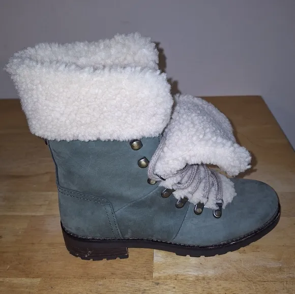 A pair of UGG Fraser Slate leather fur lined ankle boots in ladie's size 6. EUC
