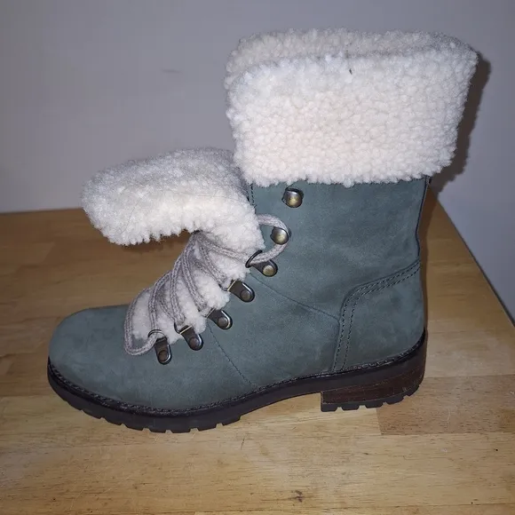 A pair of UGG Fraser Slate leather fur lined ankle boots in ladie's size 6. EUC