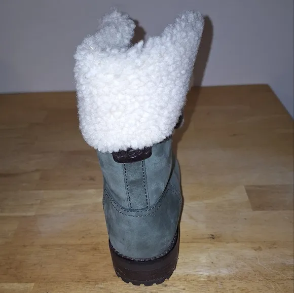 A pair of UGG Fraser Slate leather fur lined ankle boots in ladie's size 6. EUC