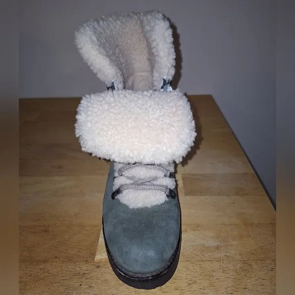 A pair of UGG Fraser Slate leather fur lined ankle boots in ladie's size 6. EUC