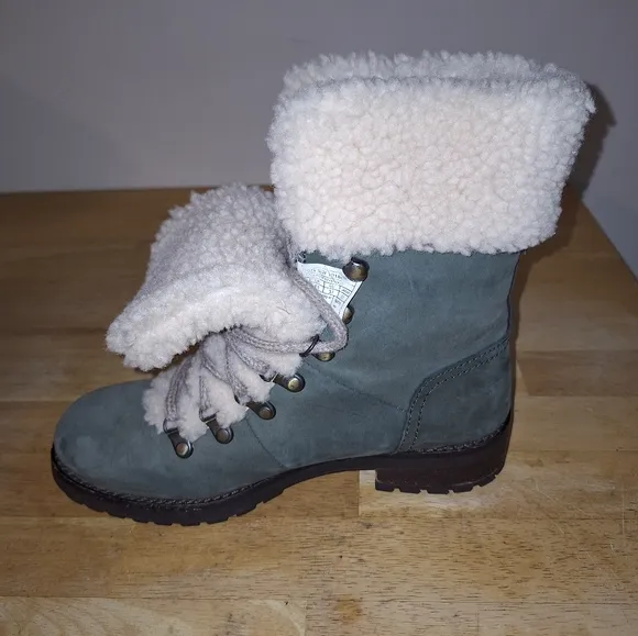 A pair of UGG Fraser Slate leather fur lined ankle boots in ladie's size 6. EUC
