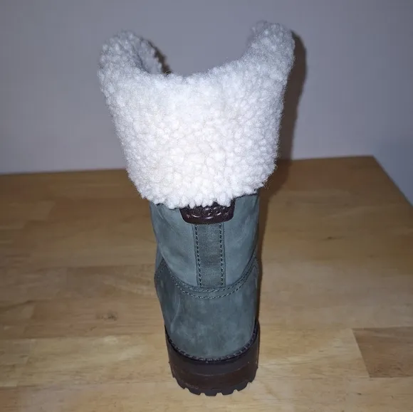 A pair of UGG Fraser Slate leather fur lined ankle boots in ladie's size 6. EUC