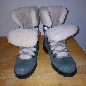 A pair of UGG Fraser Slate leather fur lined ankle boots in ladie's size 6. EUC