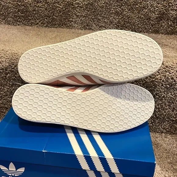 Adidas Gazelle shoes sneakers new CQ2186 Ash pink Women’s Size 8.5