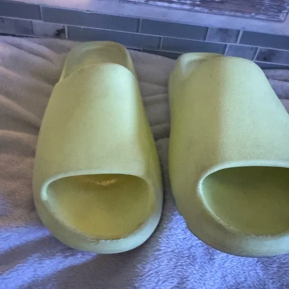 Adidas Yeezy Slides Glow Green Yellow Size 11 , no box, used