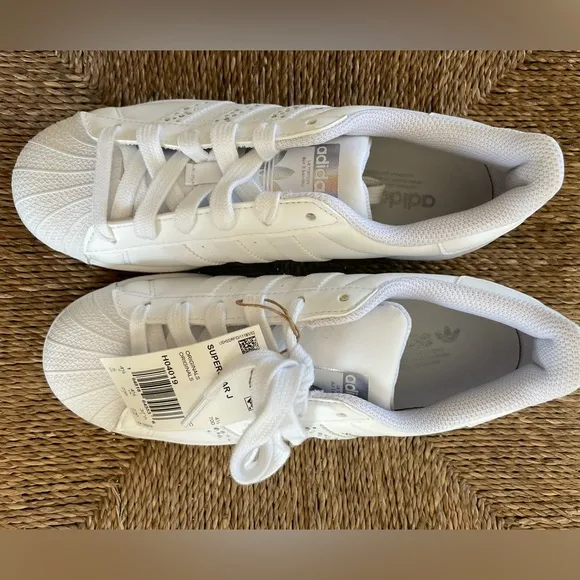 Adidas Youth SZ 5 Superstar J Athletic Shoes H04019 NEW IN BOX