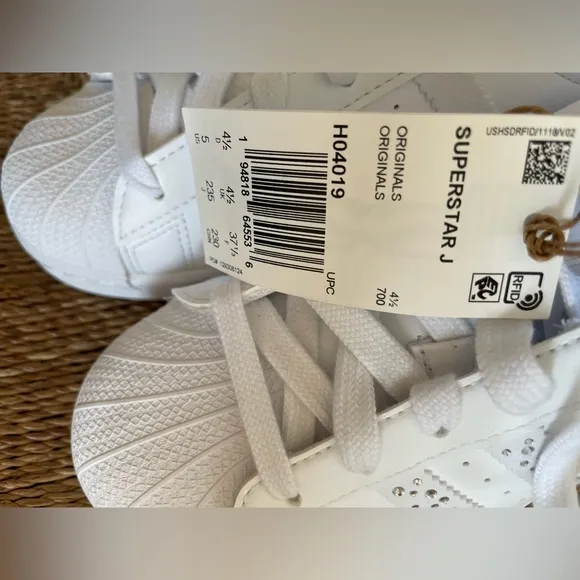 Adidas Youth SZ 5 Superstar J Athletic Shoes H04019 NEW IN BOX