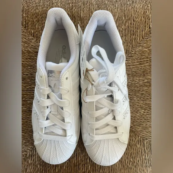 Adidas Youth SZ 5 Superstar J Athletic Shoes H04019 NEW IN BOX