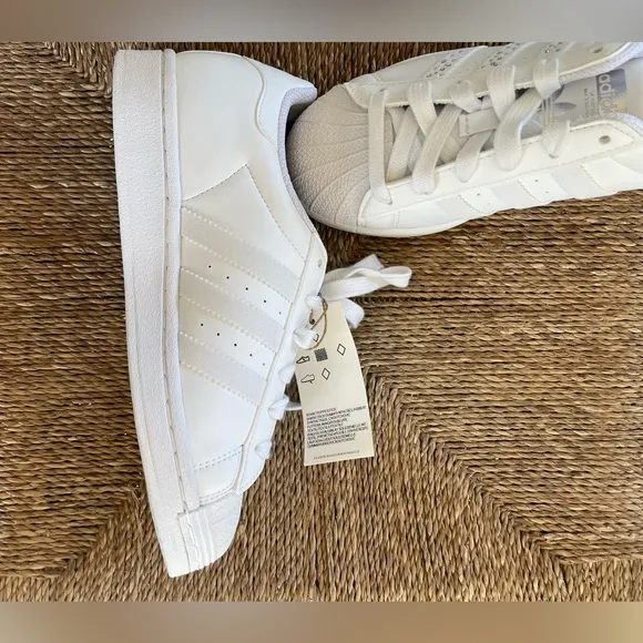 Adidas Youth SZ 5 Superstar J Athletic Shoes H04019 NEW IN BOX