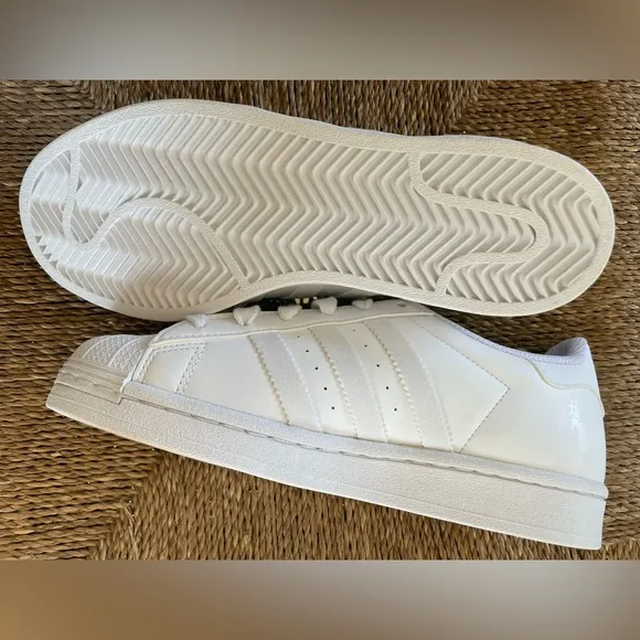 Adidas Youth SZ 5 Superstar J Athletic Shoes H04019 NEW IN BOX