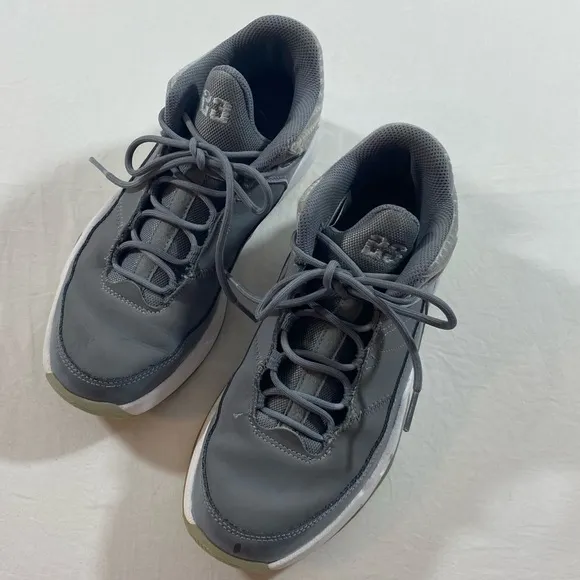 Air Jordan Max Aura Sneakers 5Y Boys Lace up shoes Wolf Gray athletic shoes