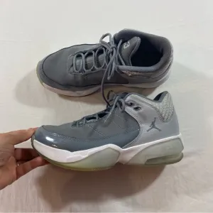 Air Jordan Max Aura Sneakers 5Y Boys Lace up shoes Wolf Gray athletic shoes