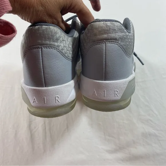 Air Jordan Max Aura Sneakers 5Y Boys Lace up shoes Wolf Gray athletic shoes