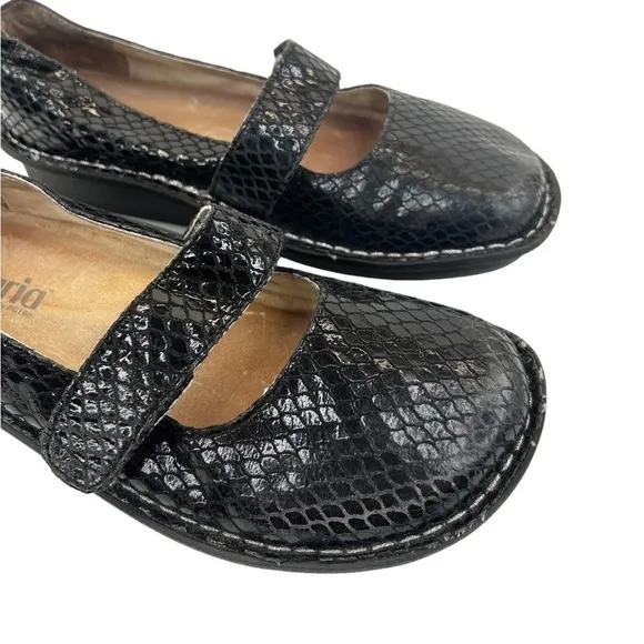 Alegria Women’s Black Leather Embossed Snake Print Mary Jane Shoes
