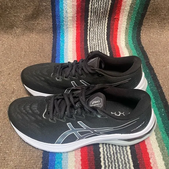 ASICS Women's GT-2000 Black/White Running Shoes size 8.5