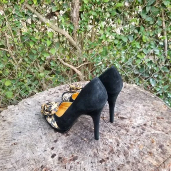 Beverly Feldman Black and Gold Suede Heel Pumps S6