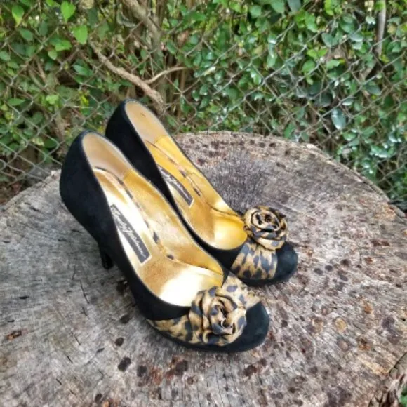 Beverly Feldman Black and Gold Suede Heel Pumps S6