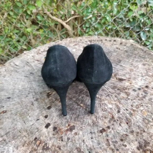 Beverly Feldman Black and Gold Suede Heel Pumps S6