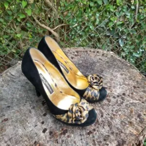 Beverly Feldman Black and Gold Suede Heel Pumps S6