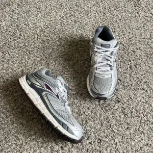 Brooks Addiction 10 Size 8.5 Athletic Shoes Sneakers Gray Silver Retro Chunky