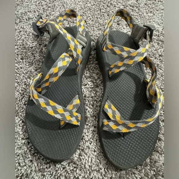 Chacos Women’s size 10 sandals yellow and gray straps summer very good condition