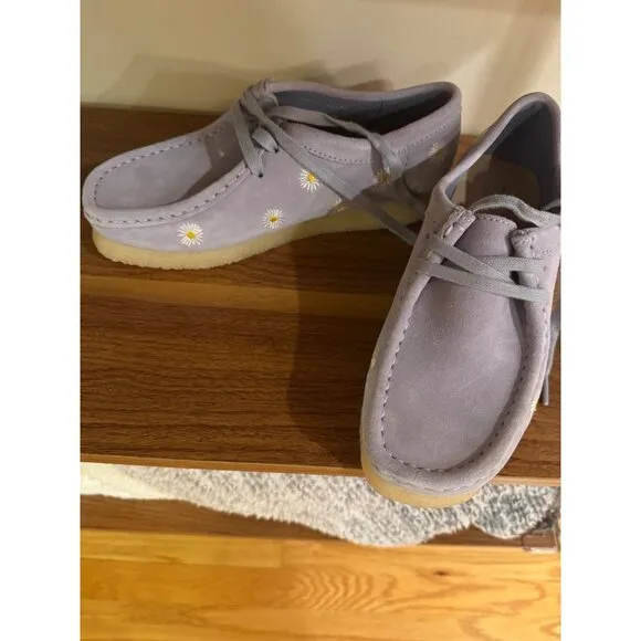 Clarks Wallabee Embroidered Suede Daisy Shoes US 6 EU 36 UK 3.5 Cloud Grey Suede