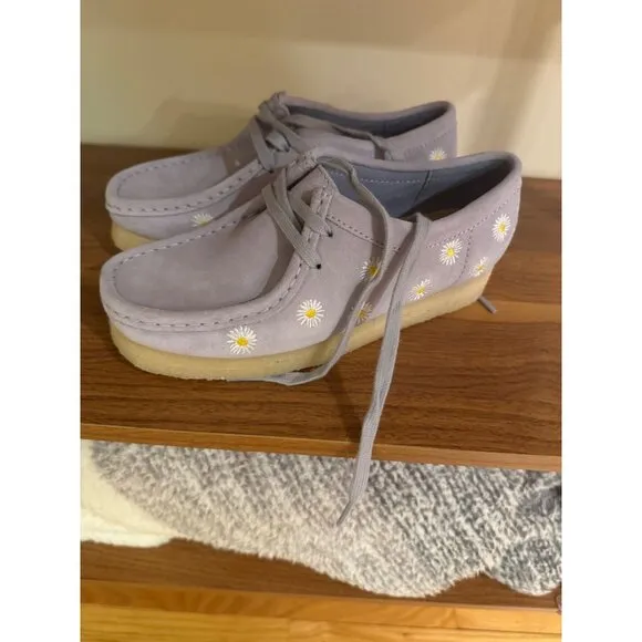 Clarks Wallabee Embroidered Suede Daisy Shoes US 6 EU 36 UK 3.5 Cloud Grey Suede
