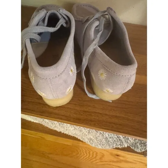 Clarks Wallabee Embroidered Suede Daisy Shoes US 6 EU 36 UK 3.5 Cloud Grey Suede