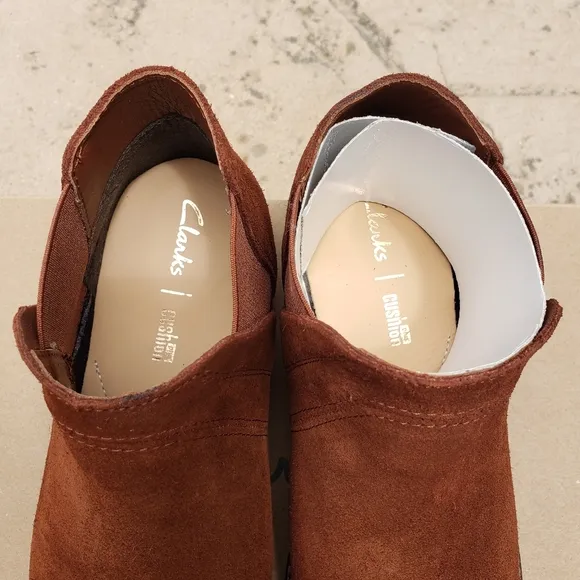 Clarks Womens Demi Beat Tan Suede Pull On Ankle Chelsea Boots Shoes NWT
