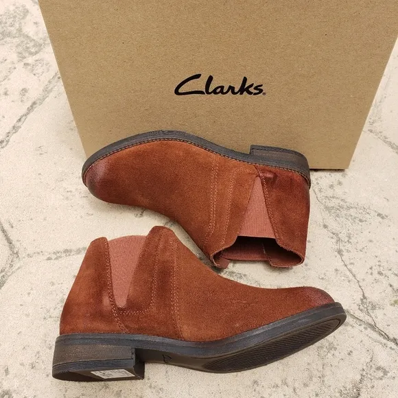 Clarks Womens Demi Beat Tan Suede Pull On Ankle Chelsea Boots Shoes NWT