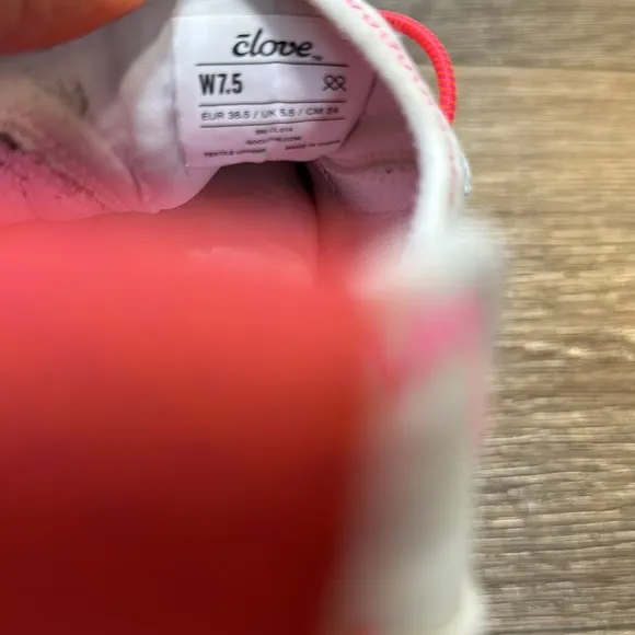 Clove athletic shoes woman’s size 7.5 (d48)