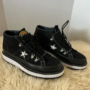 Converse Womens One Star Fleece Lined Black Mid Top Hiking BootsSize: 10.5