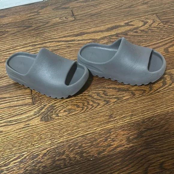 COPY - Gray Yeezy Slide Sandals kids