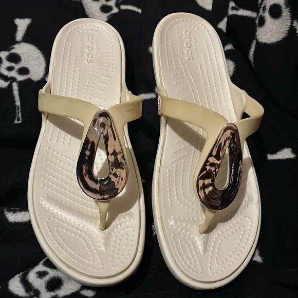 Crocs Beige and White Sandals with Tortoise Shell Accent Size 11
