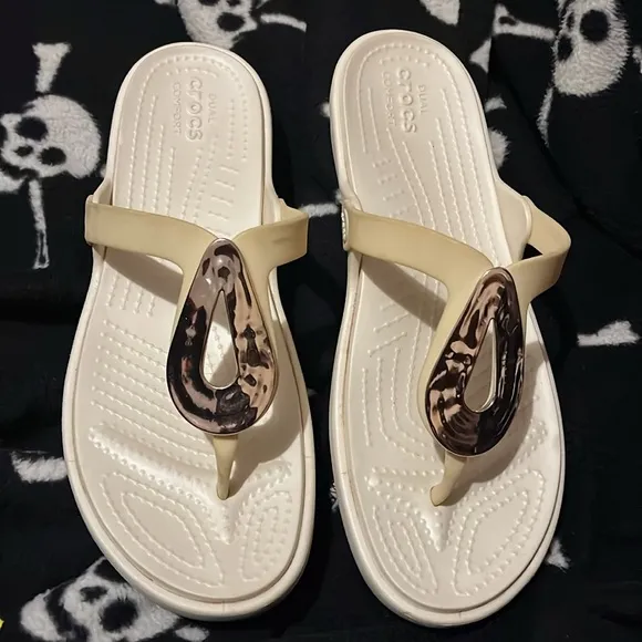 Crocs Beige and White Sandals with Tortoise Shell Accent Size 11