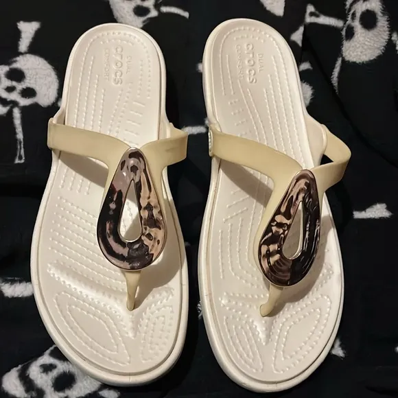 Crocs Beige and White Sandals with Tortoise Shell Accent Size 11