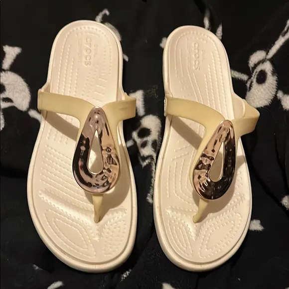 Crocs Beige and White Sandals with Tortoise Shell Accent Size 11