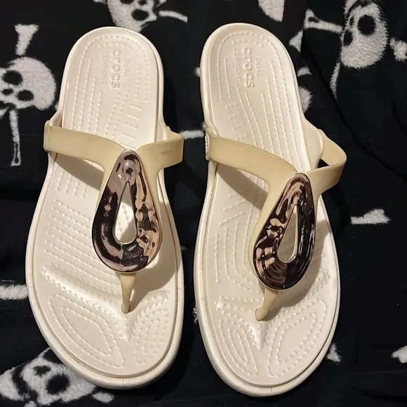 Crocs Beige and White Sandals with Tortoise Shell Accent Size 11