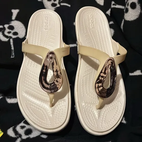 Crocs Beige and White Sandals with Tortoise Shell Accent Size 11