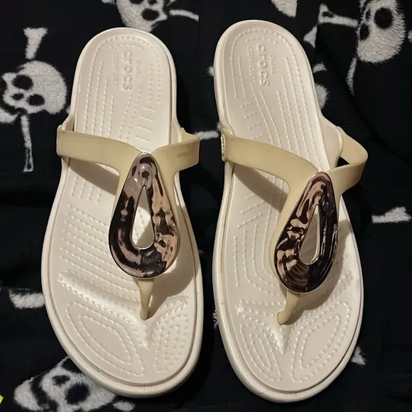 Crocs Beige and White Sandals with Tortoise Shell Accent Size 11