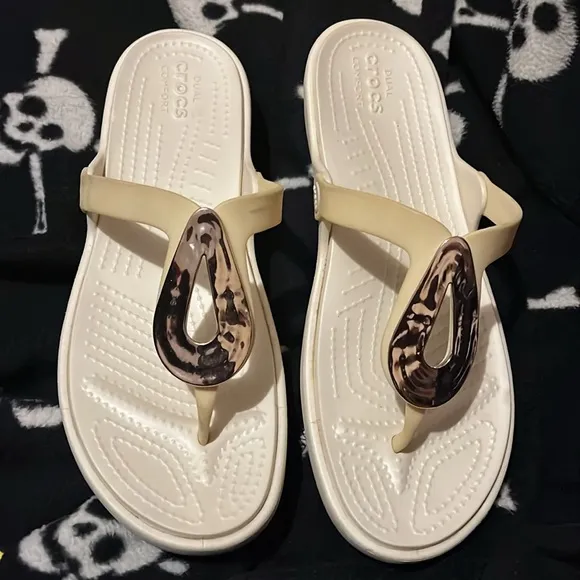 Crocs Beige and White Sandals with Tortoise Shell Accent Size 11